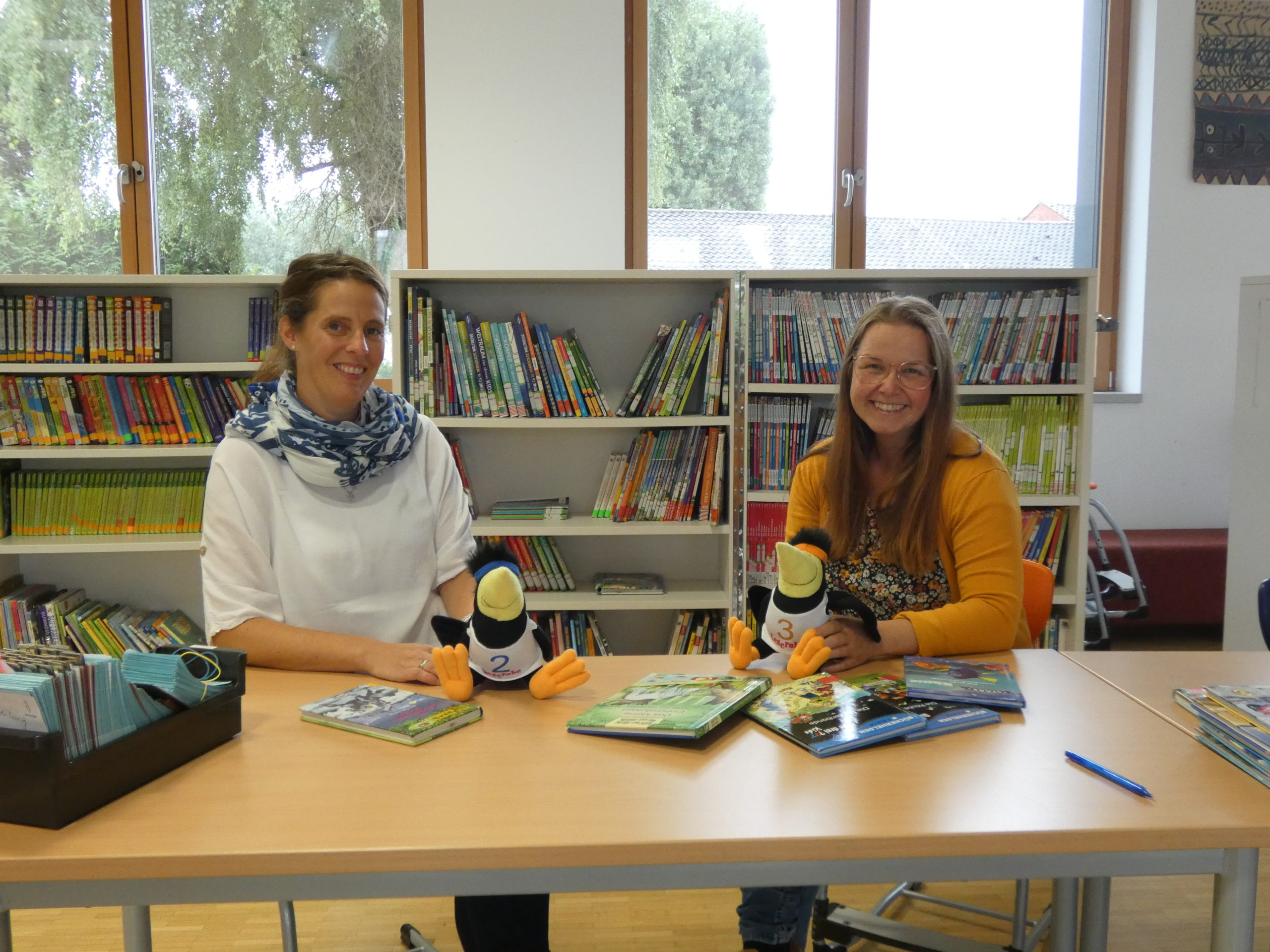 Unser Bücherei-Team: Frau Hölscher und Frau Hübers